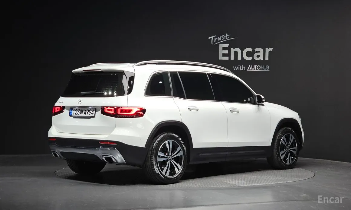 Photo 2 - Mercedes-Benz GLB-Class