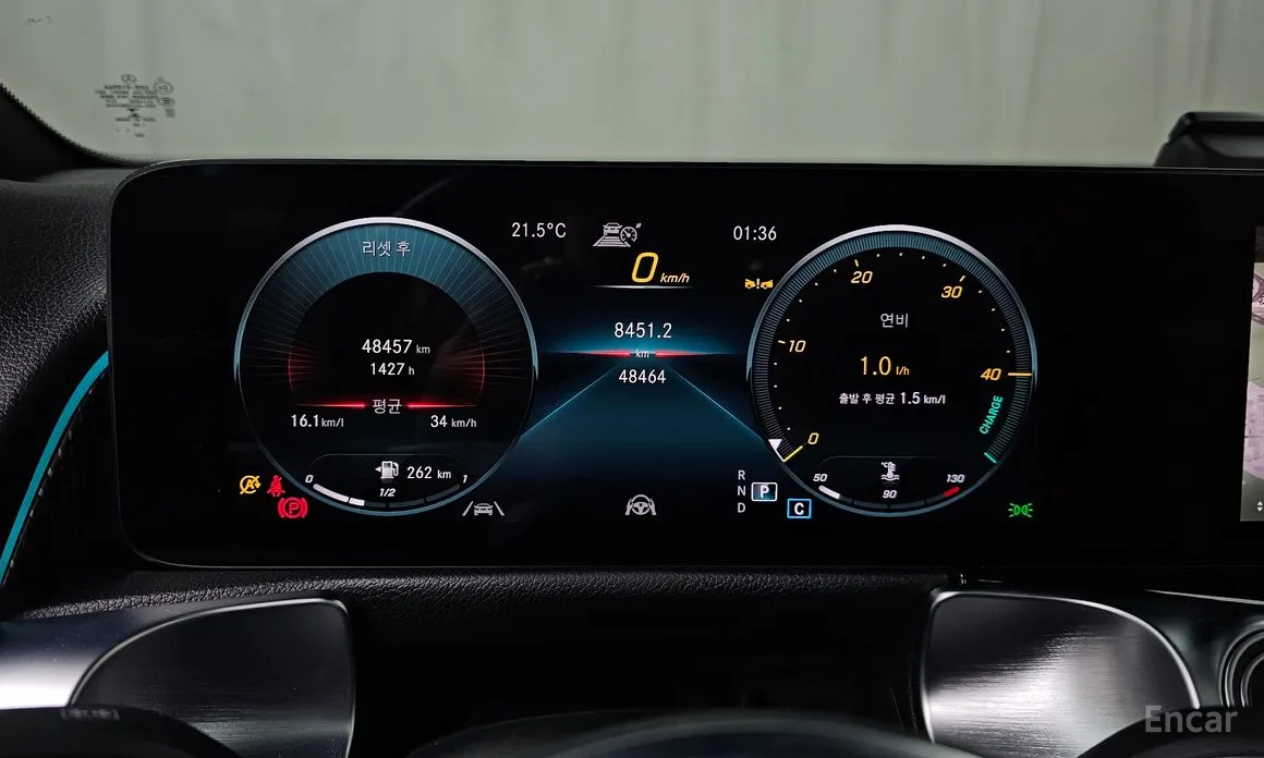 Photo 8 - Mercedes-Benz GLB-Class