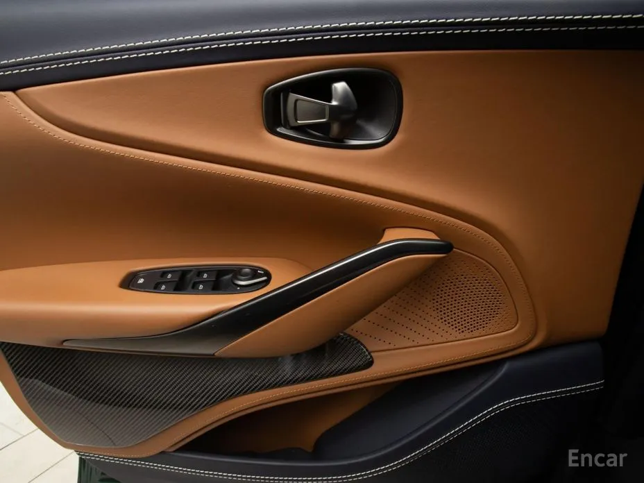 Фото 13 - Aston Martin DBX