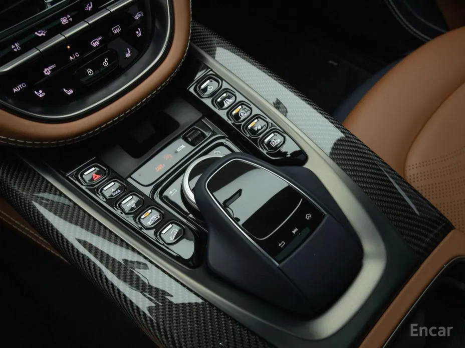 Фото 18 - Aston Martin DBX