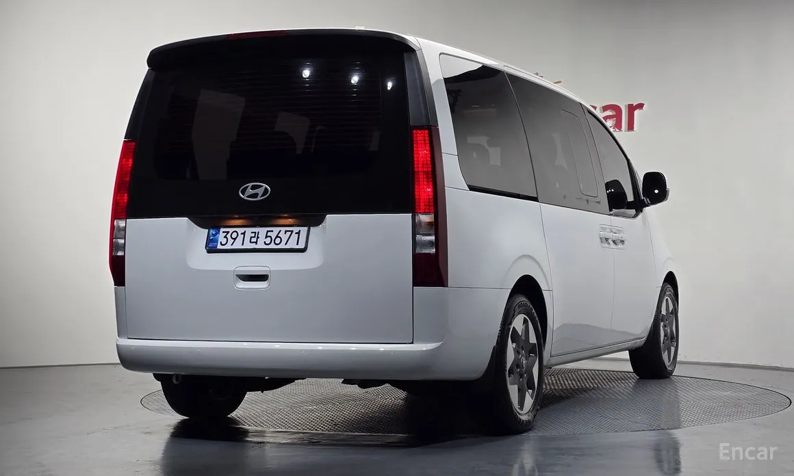 Фото 2 - Hyundai Staria