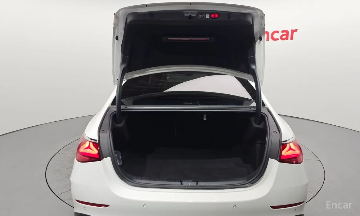 Фото 20 - Mercedes-Benz E-Class