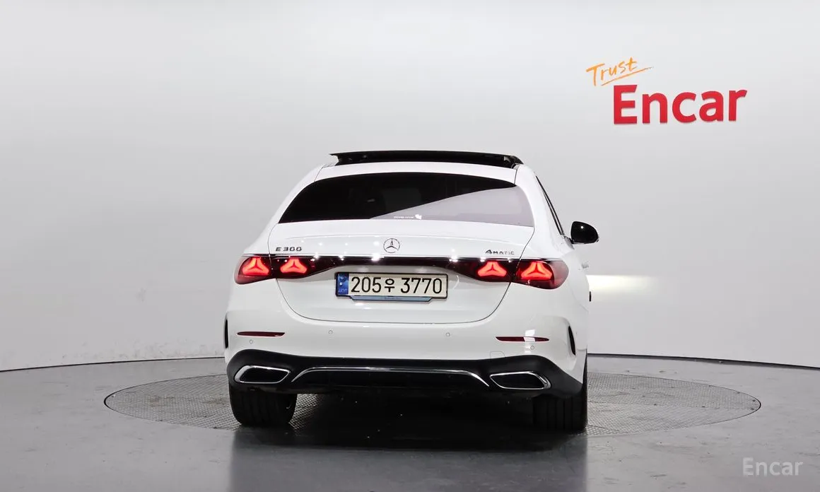 Фото 4 - Mercedes-Benz E-Class