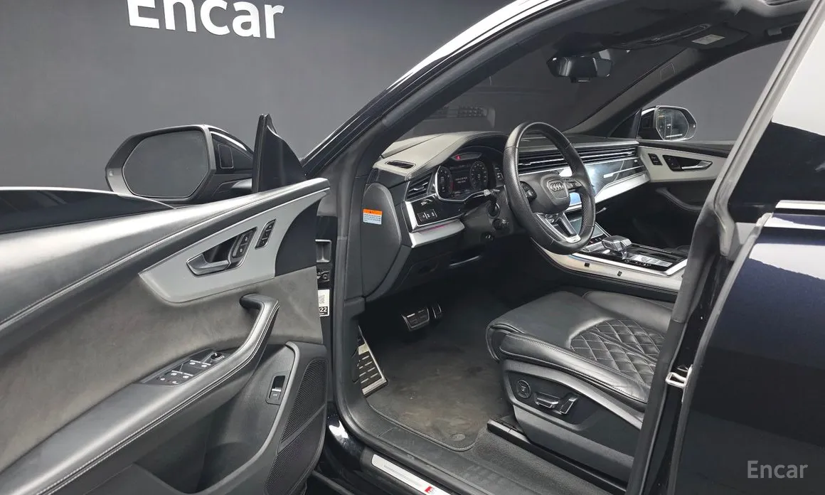 Фото 10 - Audi Q8