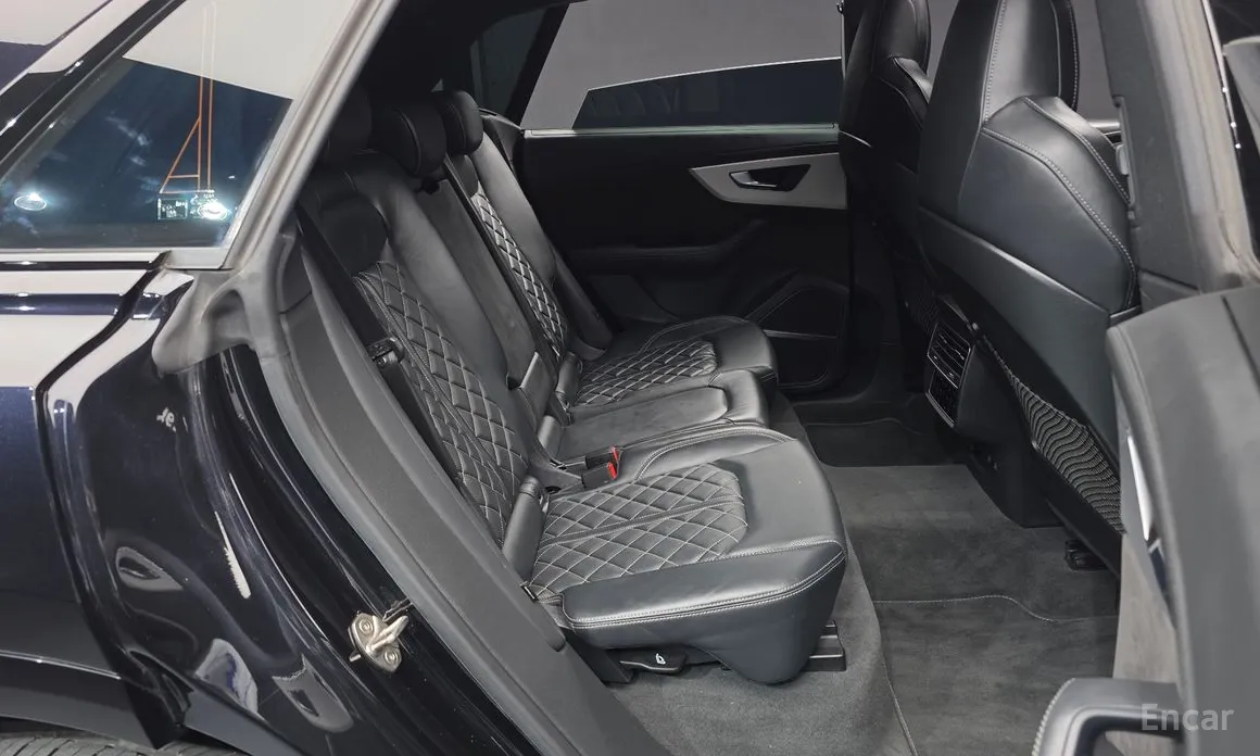 Фото 12 - Audi Q8