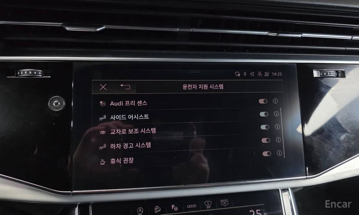 Фото 16 - Audi Q8