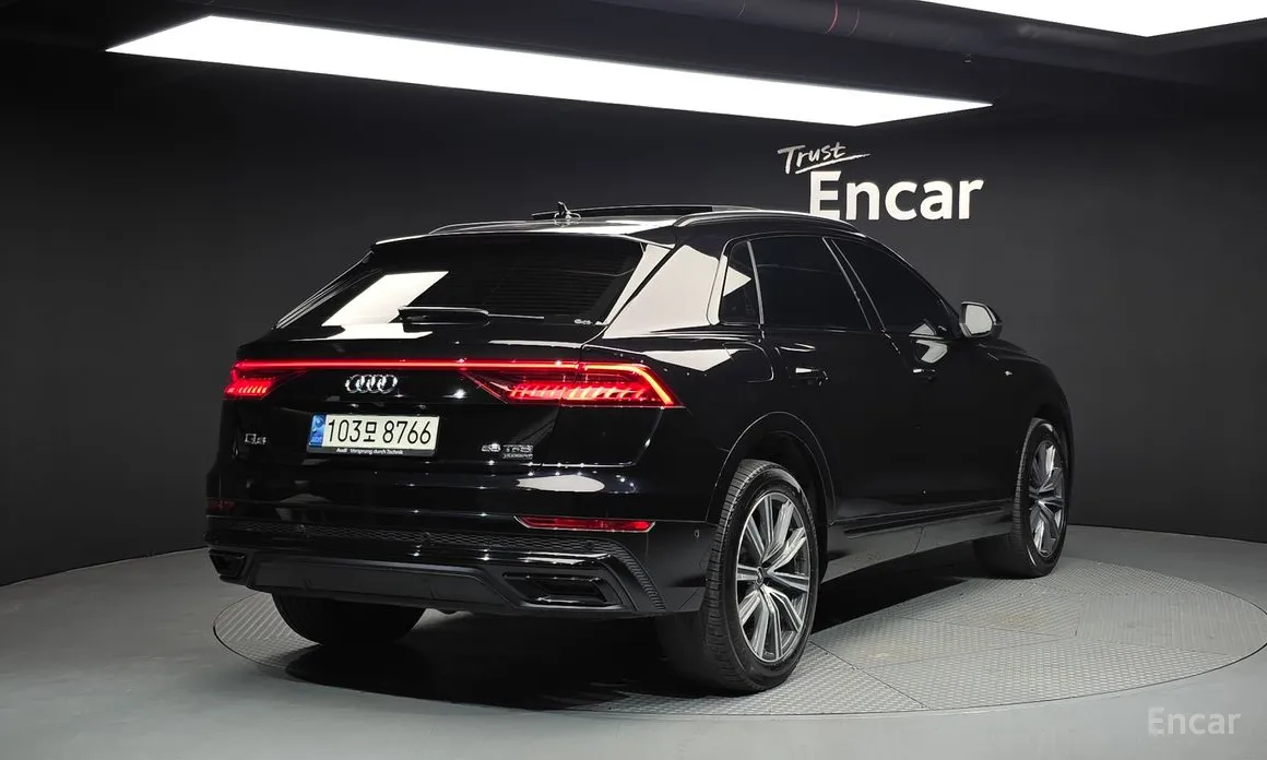 Фото 2 - Audi Q8