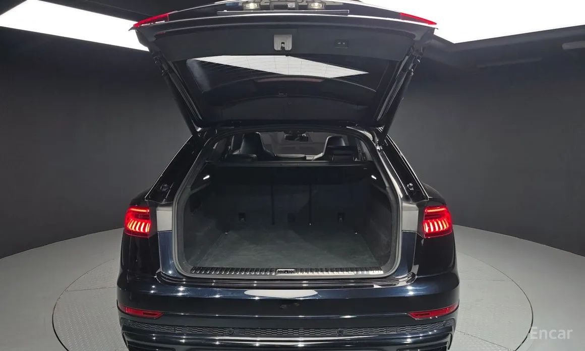 Фото 20 - Audi Q8