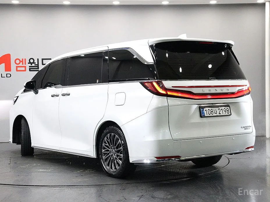 Фото 3 - Lexus LM