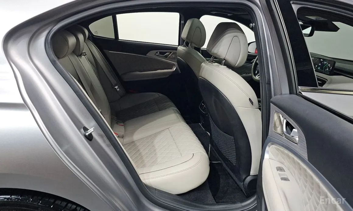 Фото 12 - Genesis G70