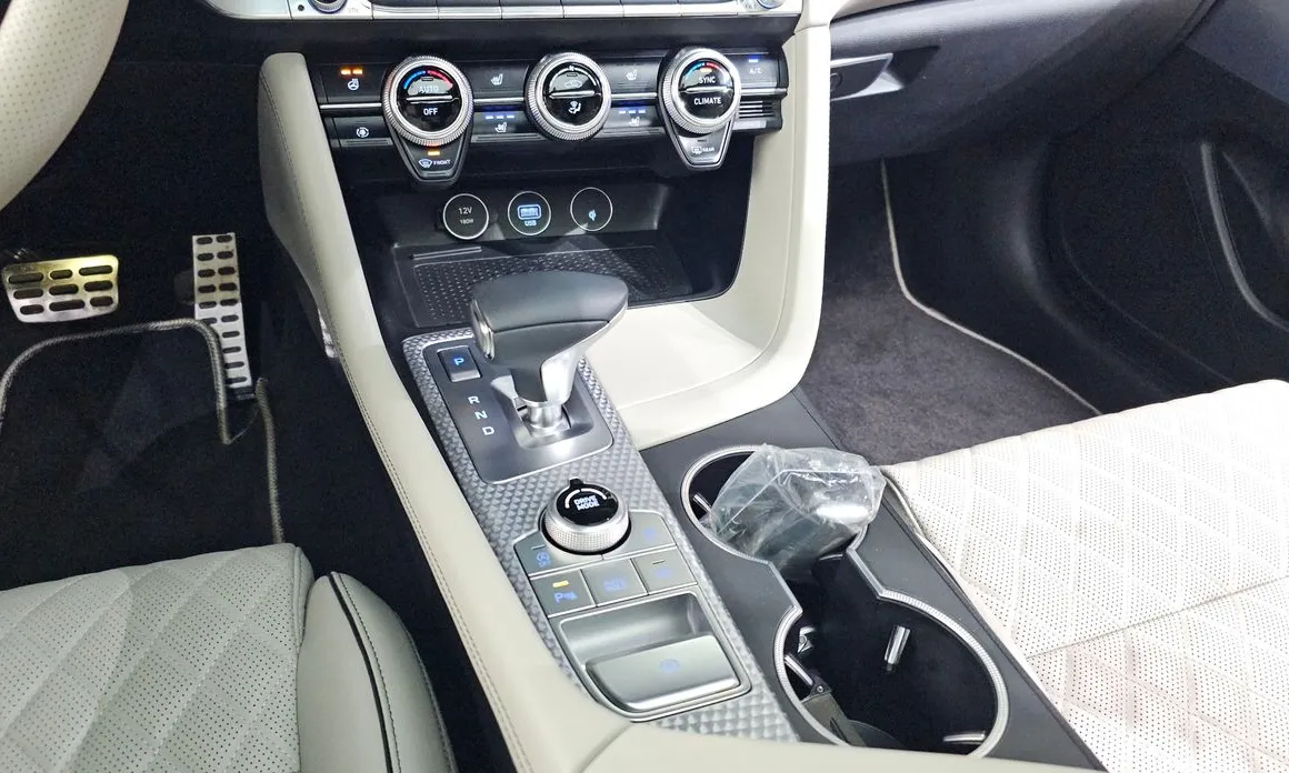 Фото 9 - Genesis G70