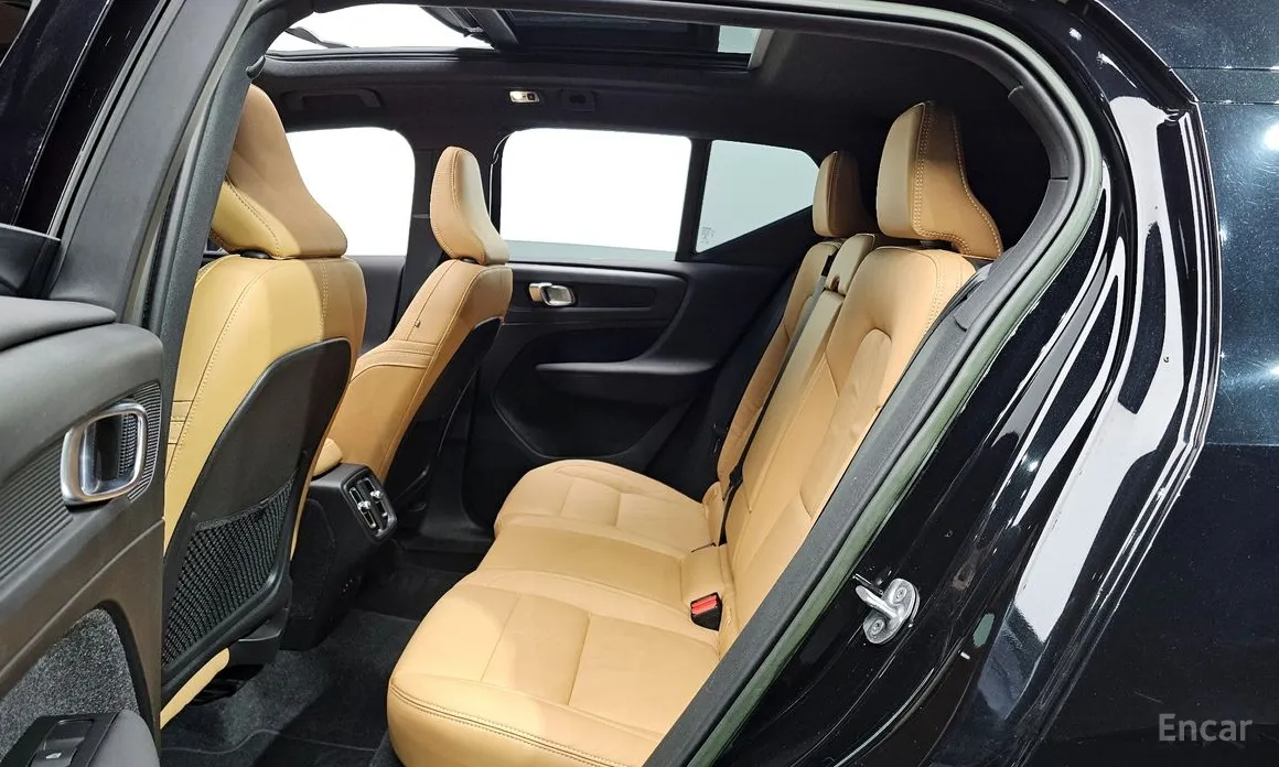 Фото 12 - Volvo XC40