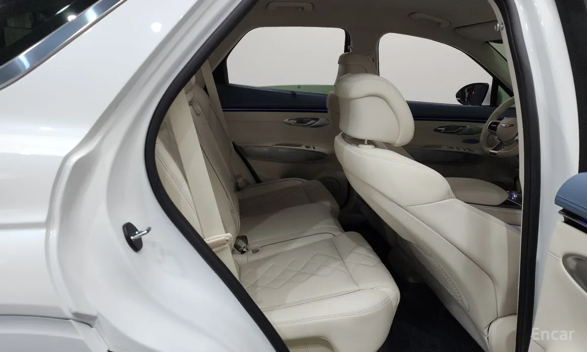 Фото 12 - Genesis GV70