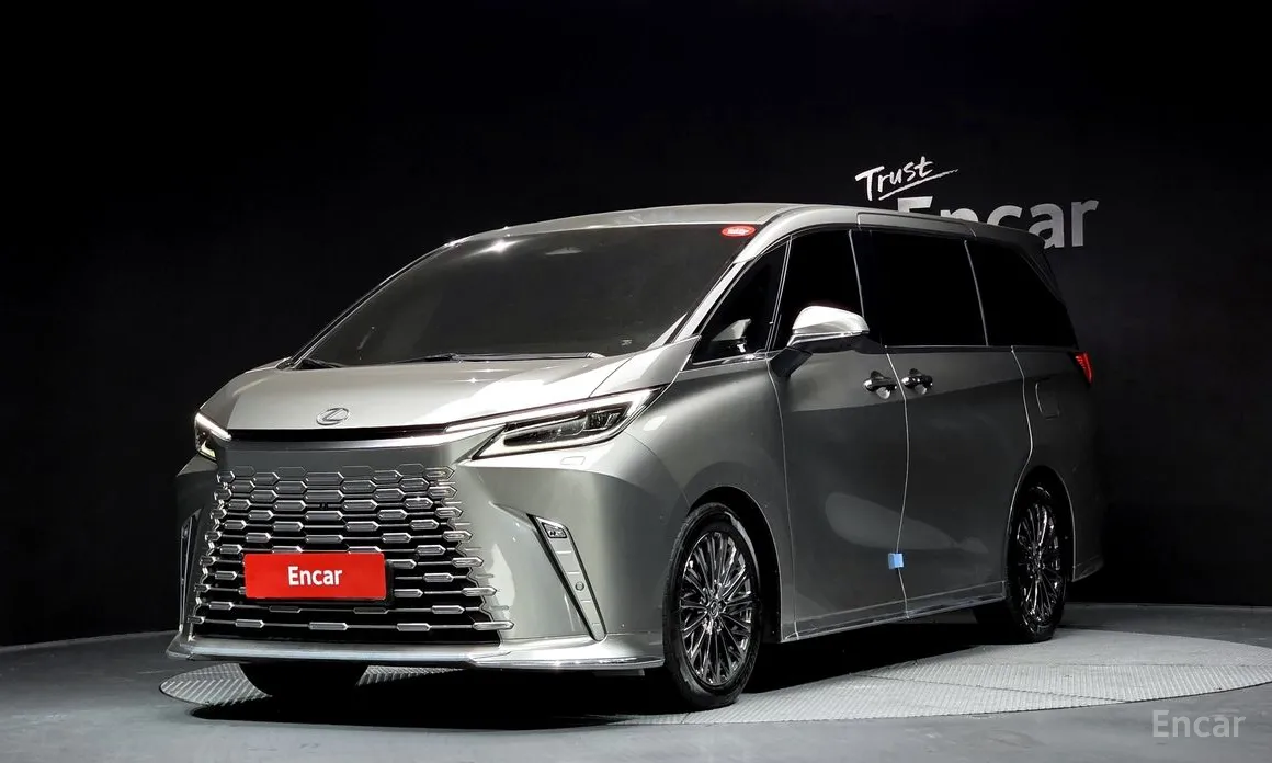 Фото 1 - Lexus LM