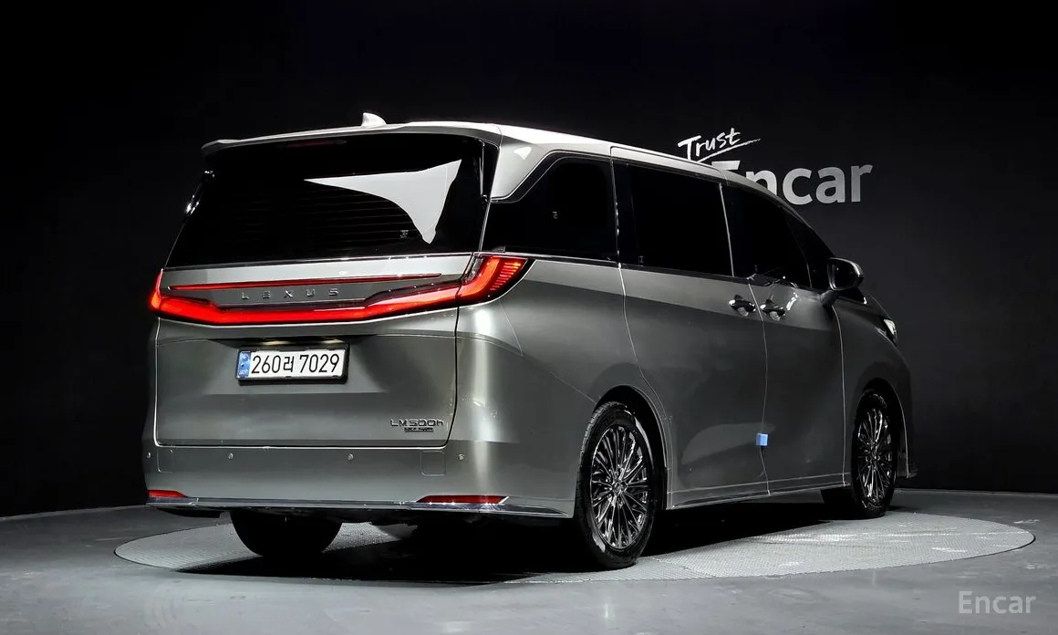 Фото 2 - Lexus LM