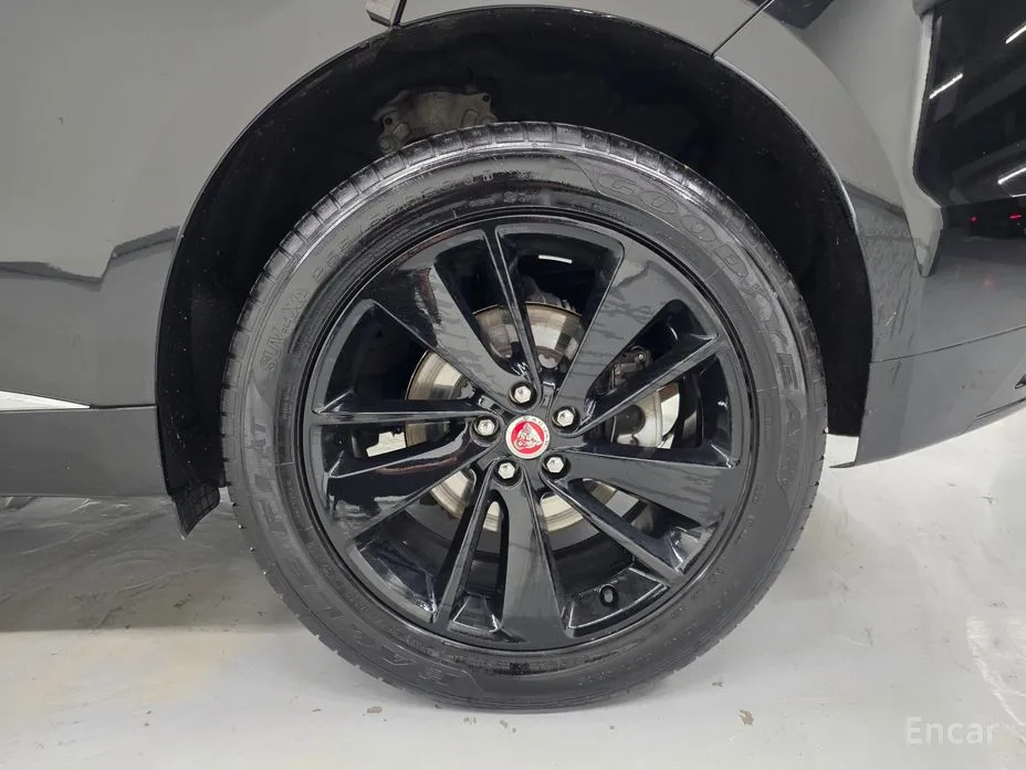 Фото 20 - Jaguar F-Pace