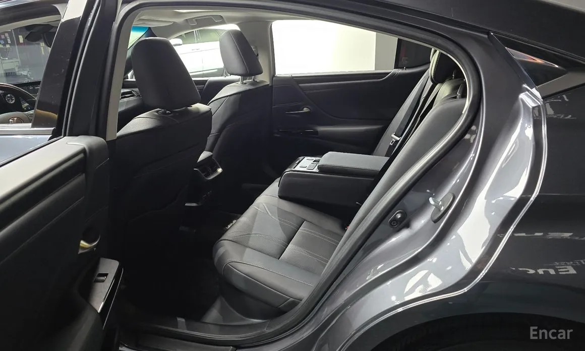 Фото 11 - Lexus ES