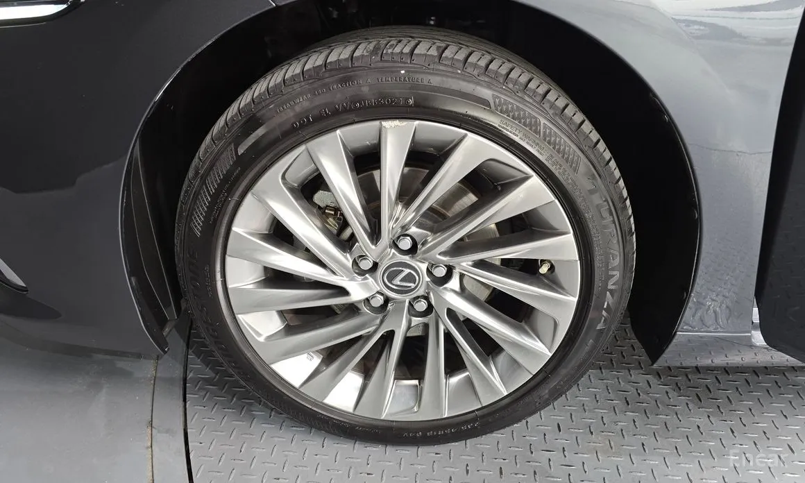 Фото 5 - Lexus ES