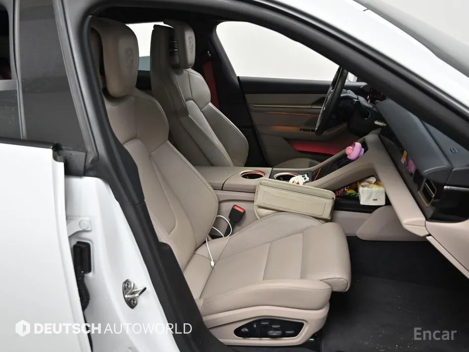 Фото 10 - Porsche Taycan