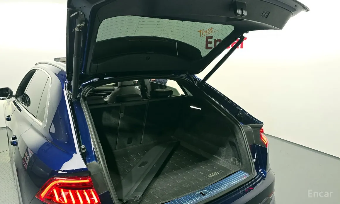 Фото 20 - Audi Q8