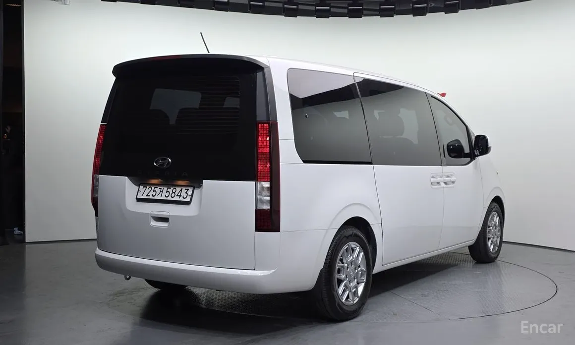 Фото 2 - Hyundai Staria