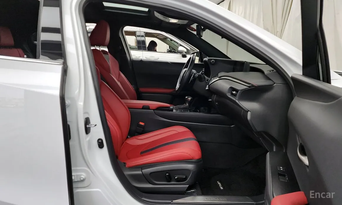 Фото 11 - Lexus UX