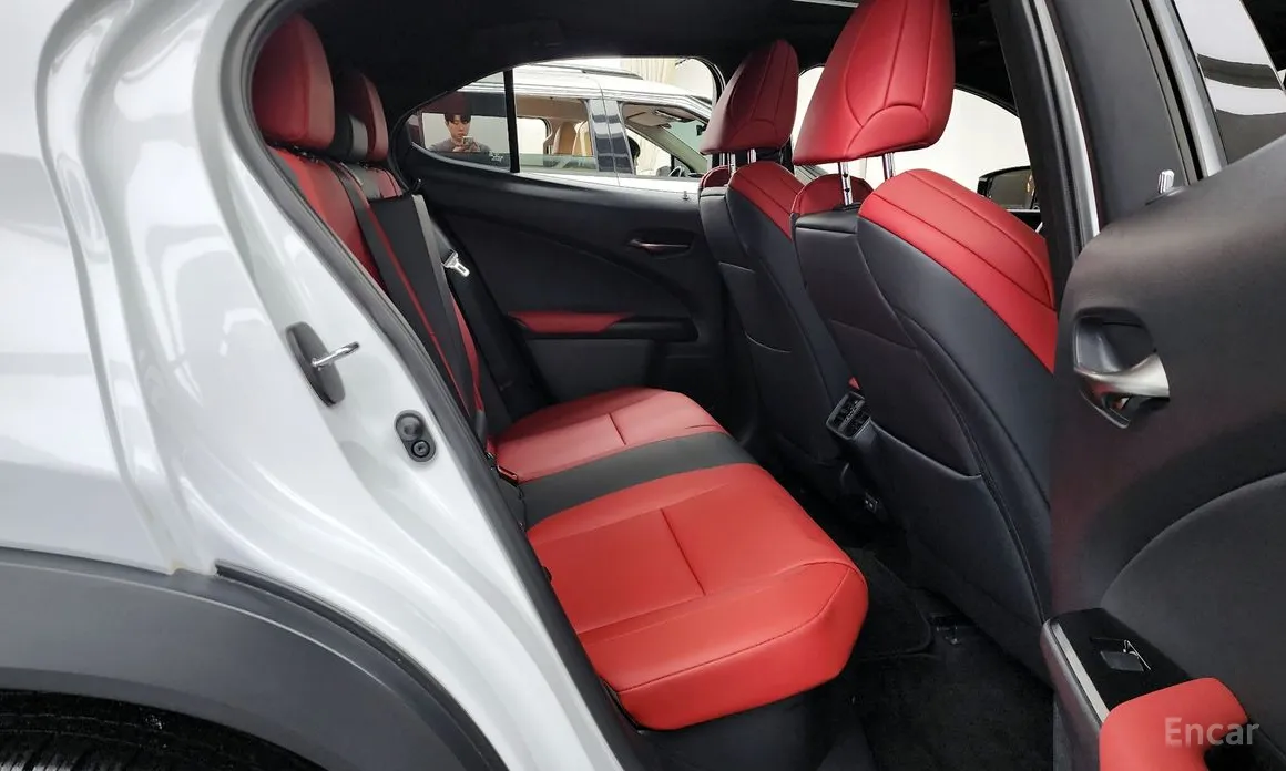 Фото 12 - Lexus UX