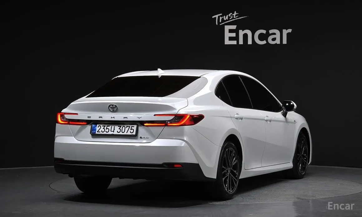 Фото 2 - Toyota Camry