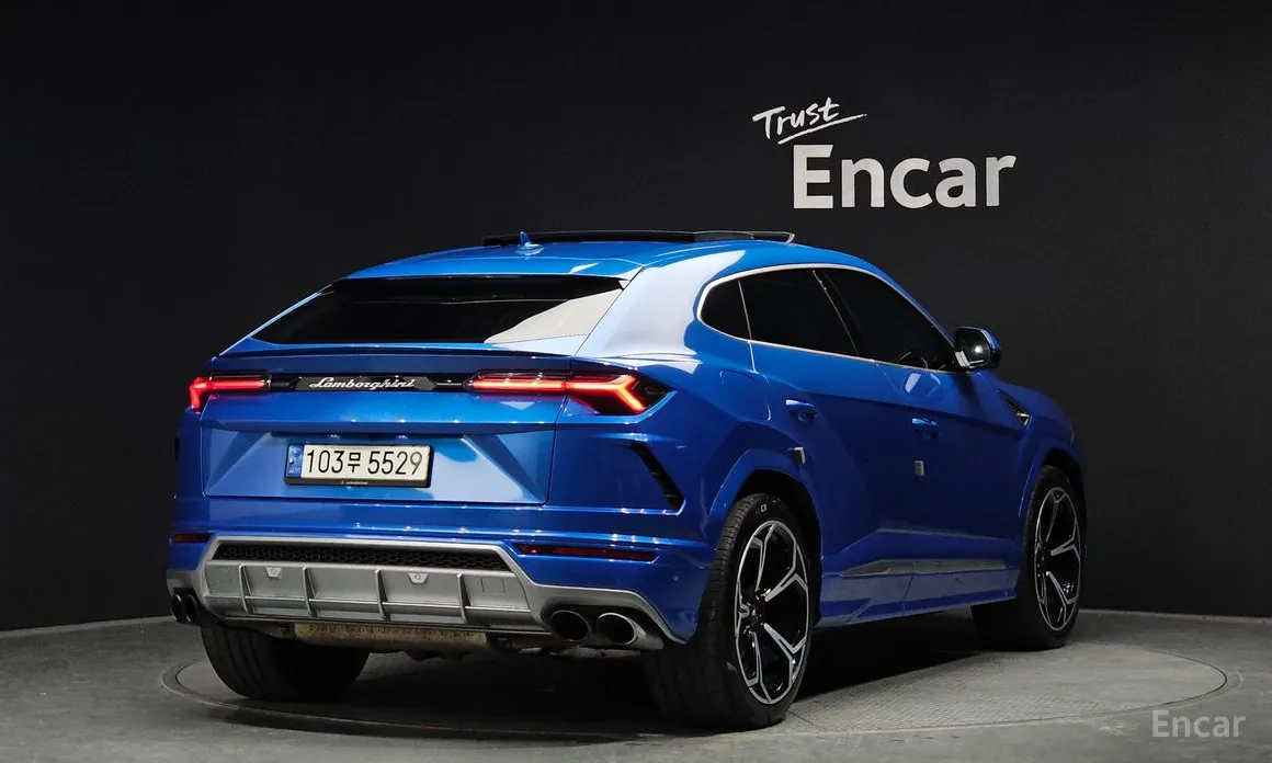 Фото 2 - Lamborghini Urus