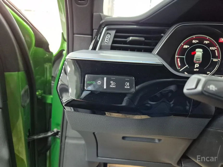 Фото 15 - Audi Q8 e-tron