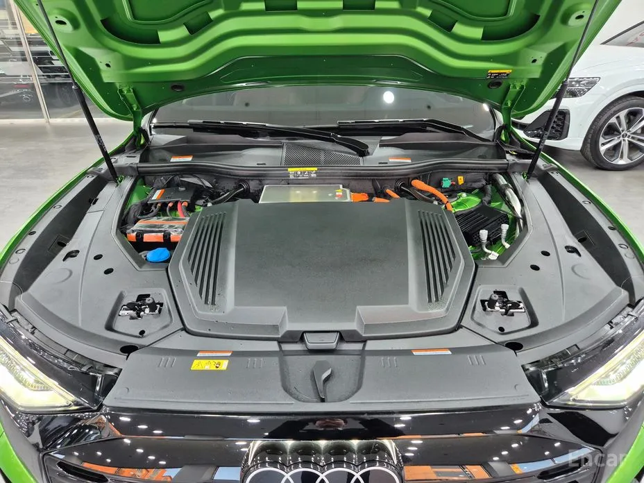 Фото 19 - Audi Q8 e-tron