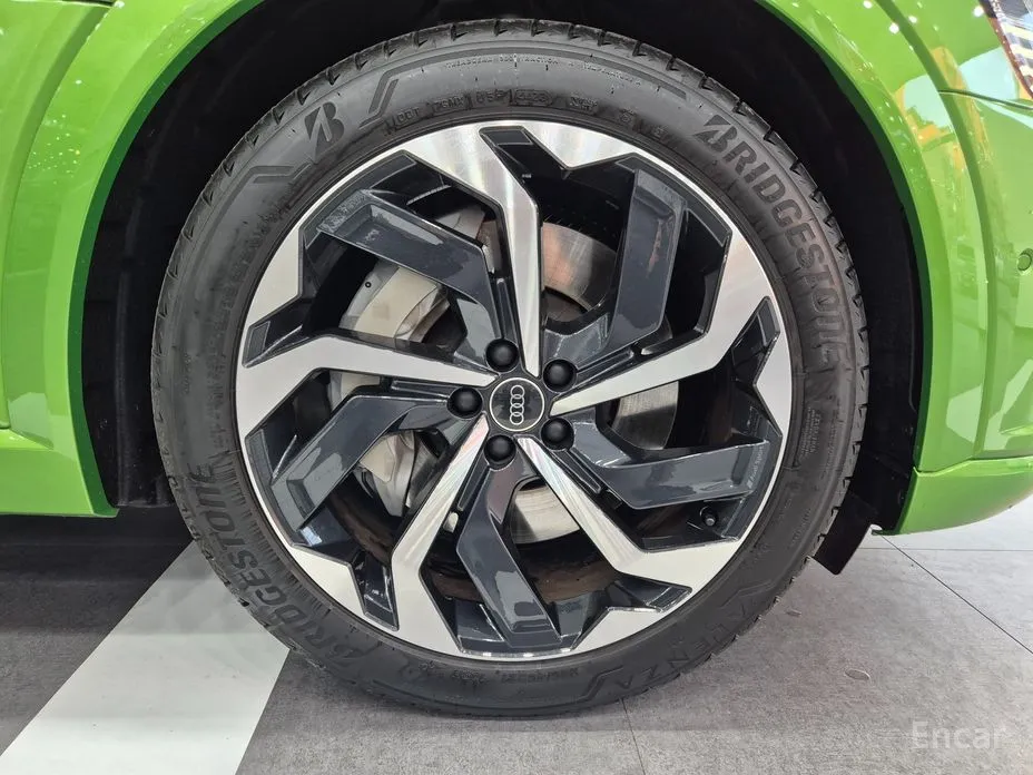 Фото 20 - Audi Q8 e-tron