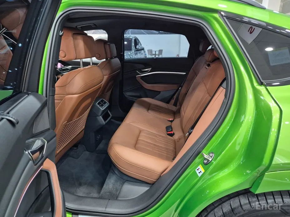 Фото 6 - Audi Q8 e-tron