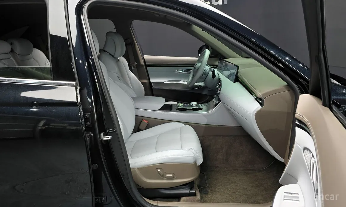 Photo 11 - Genesis GV70