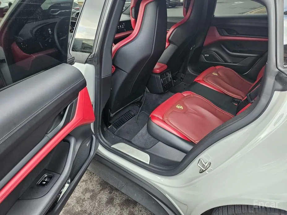 Фото 10 - Porsche Taycan