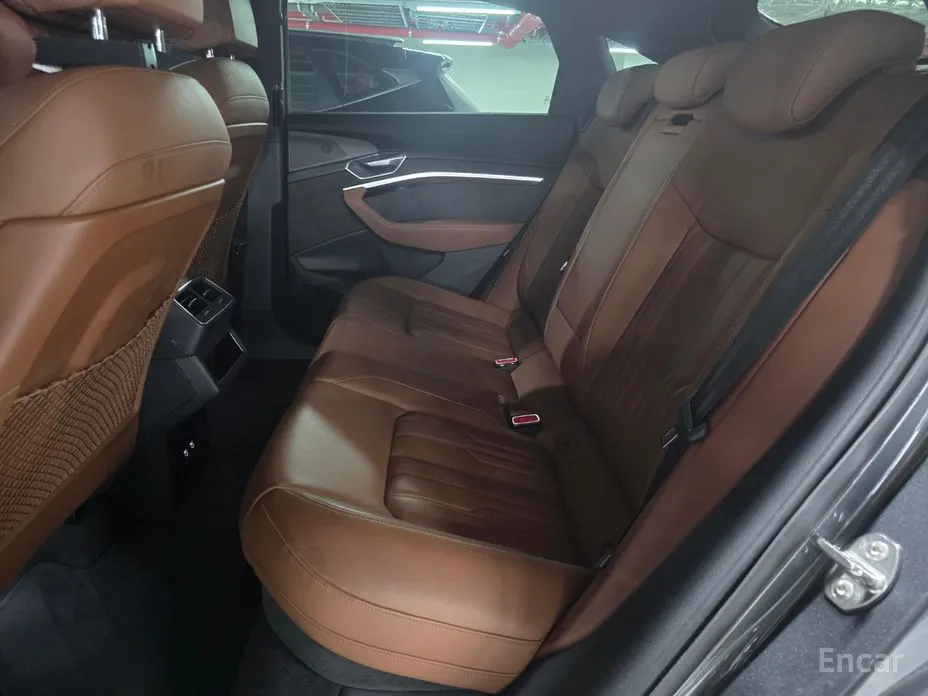 Фото 6 - Audi e-tron