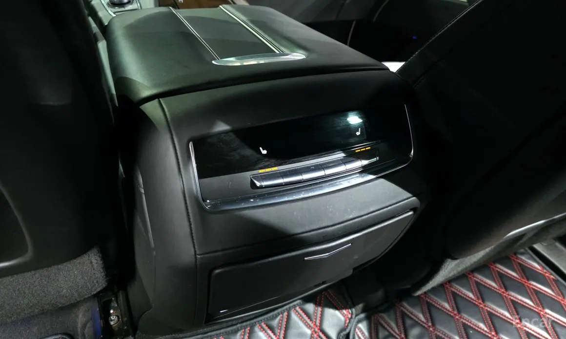 Фото 19 - Cadillac Escalade