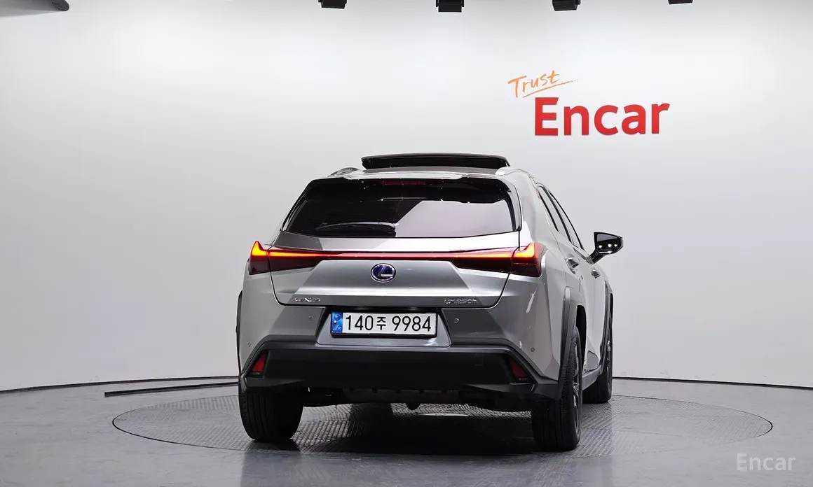 Фото 4 - Lexus UX