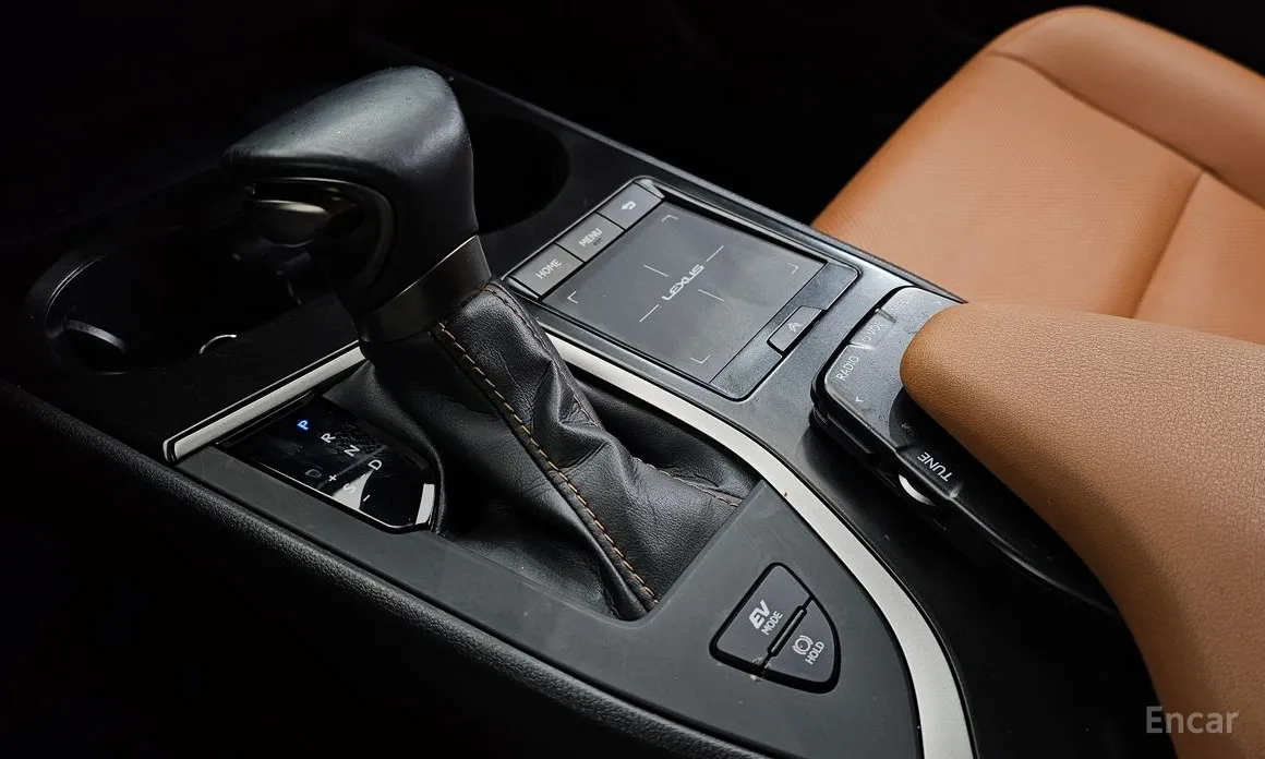 Фото 9 - Lexus UX