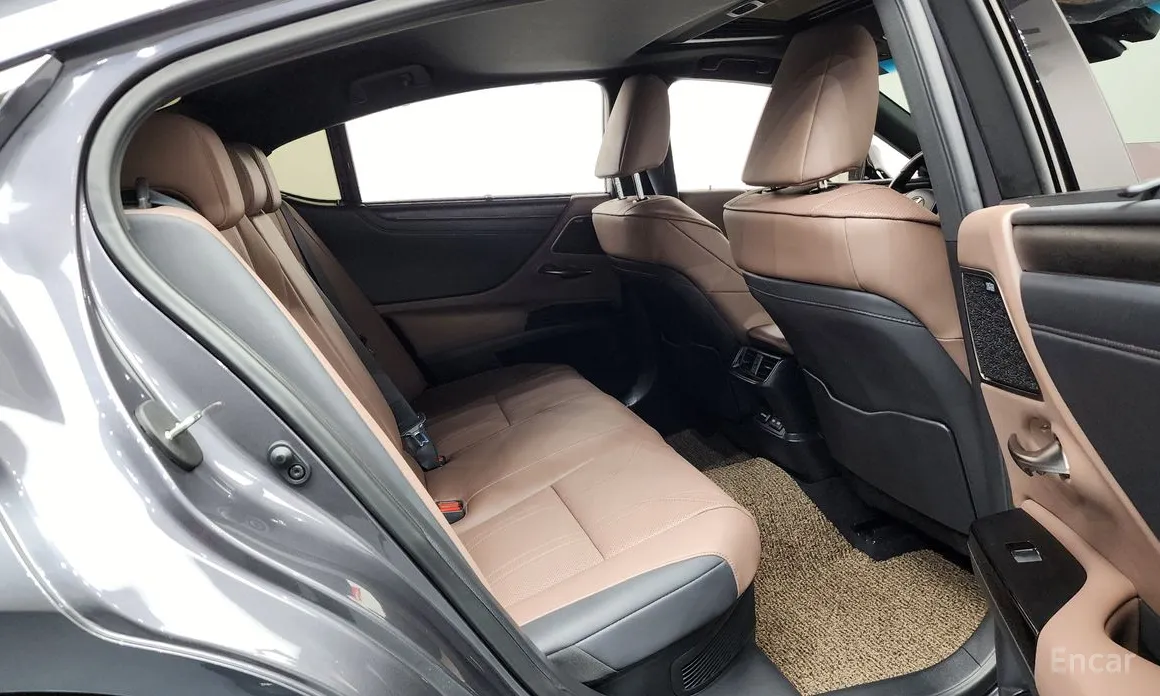 Фото 12 - Lexus ES