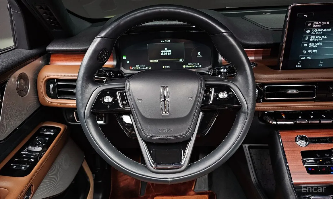 Фото 13 - Lincoln Aviator