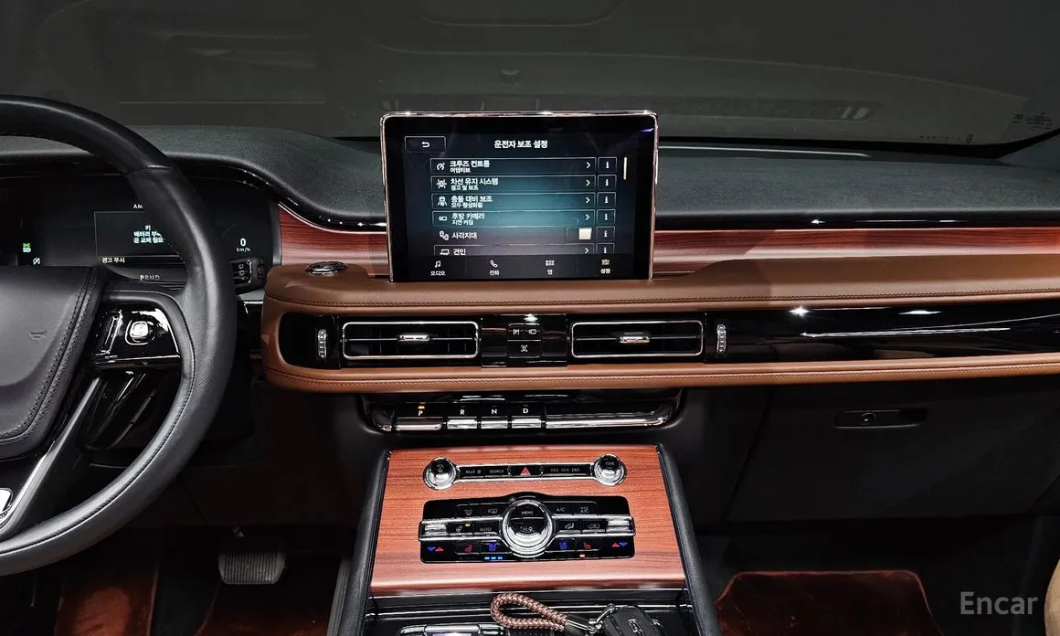 Фото 15 - Lincoln Aviator