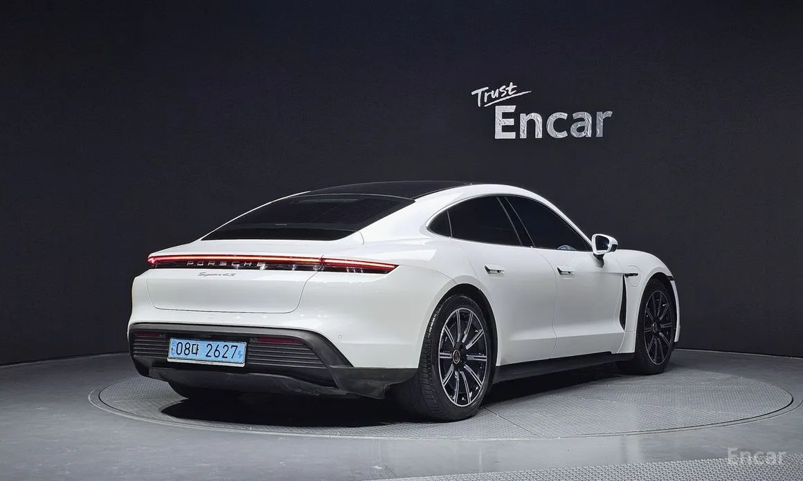 Фото 2 - Porsche Taycan