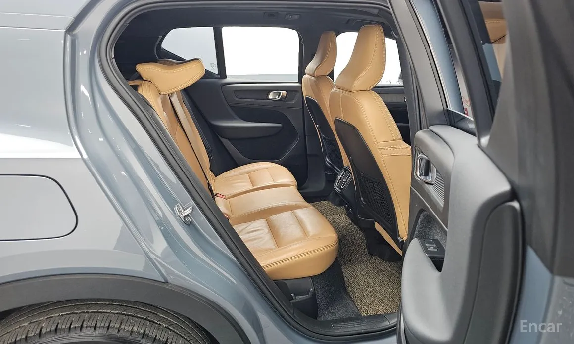 Фото 12 - Volvo XC40