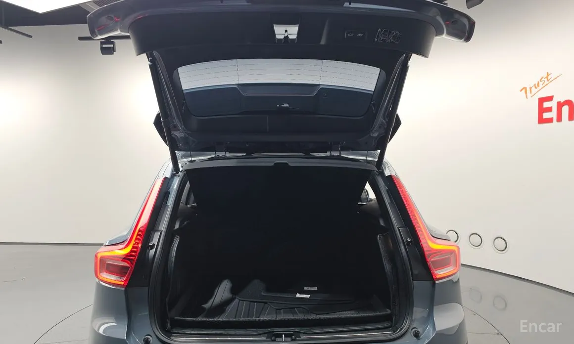 Фото 20 - Volvo XC40