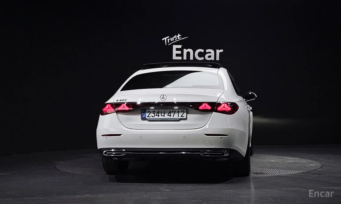 Фото 4 - Mercedes-Benz E-Class