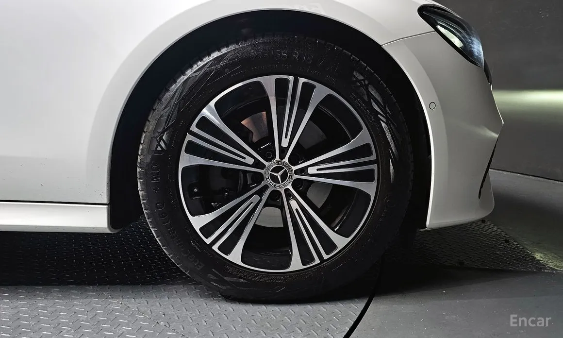 Фото 5 - Mercedes-Benz E-Class