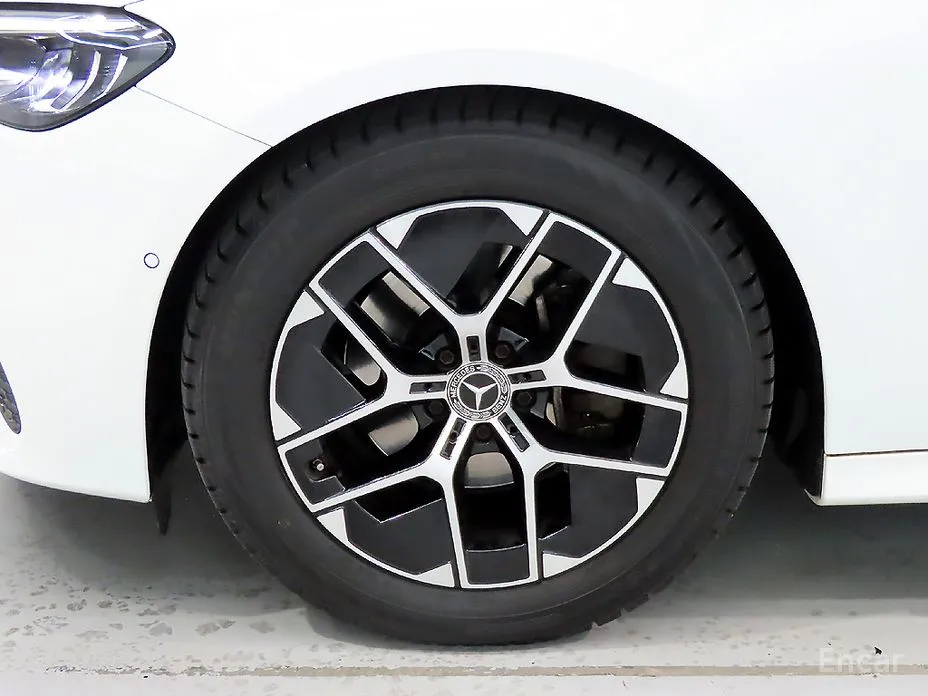 Фото 20 - Mercedes-Benz E-Class