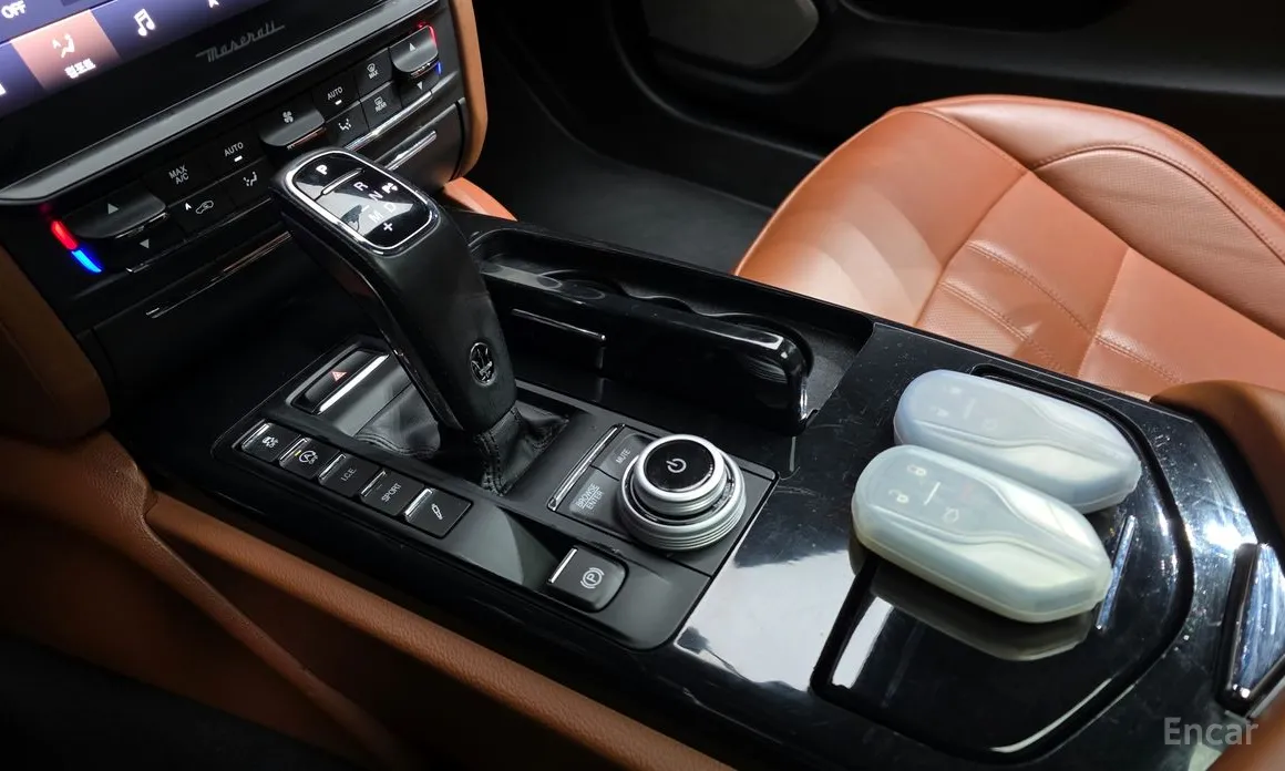 Фото 9 - Maserati Quattroporte