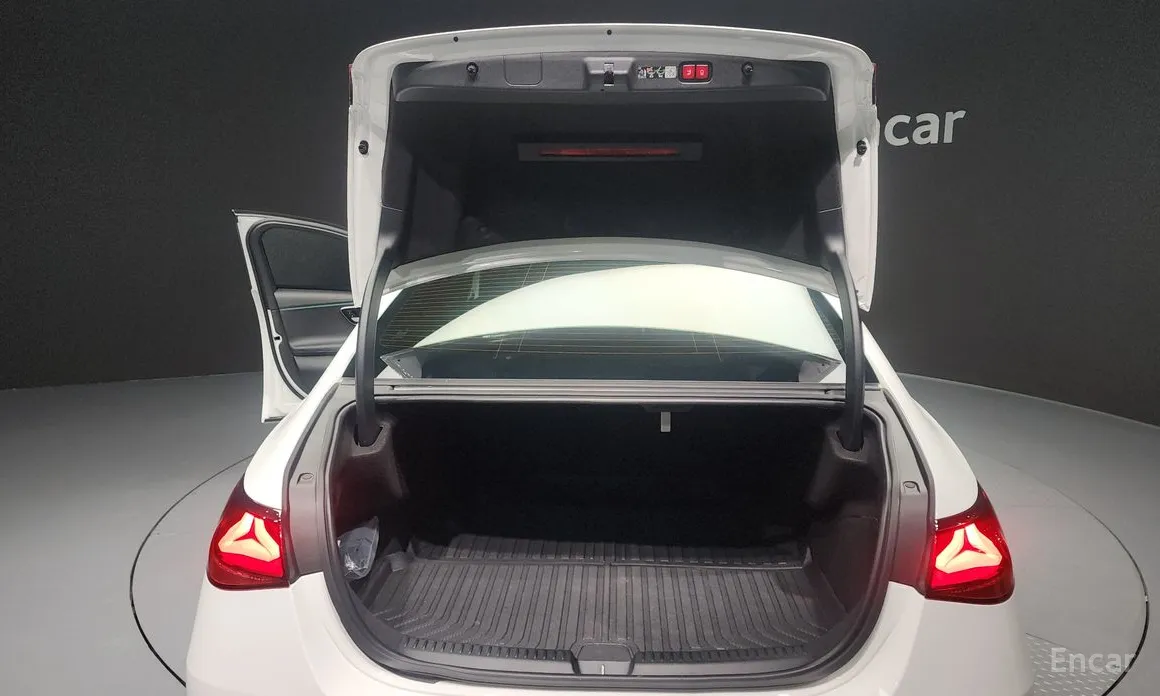 Фото 20 - Mercedes-Benz E-Class